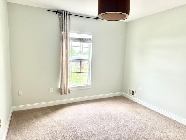 Building Photo - 13 Roosevelt Ave