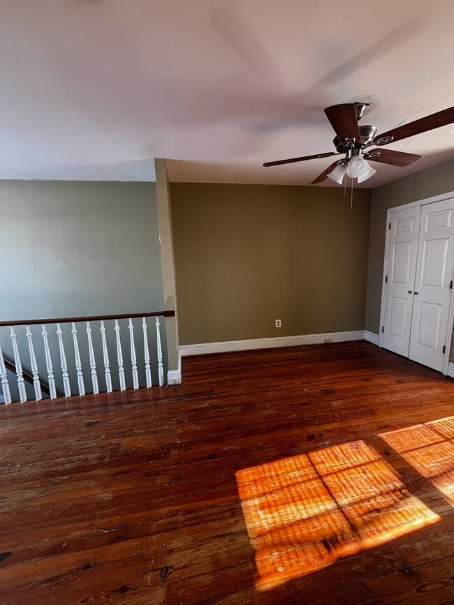 Building Photo - 807 W 10th St