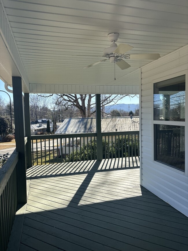 Building Photo - 477 Probart St