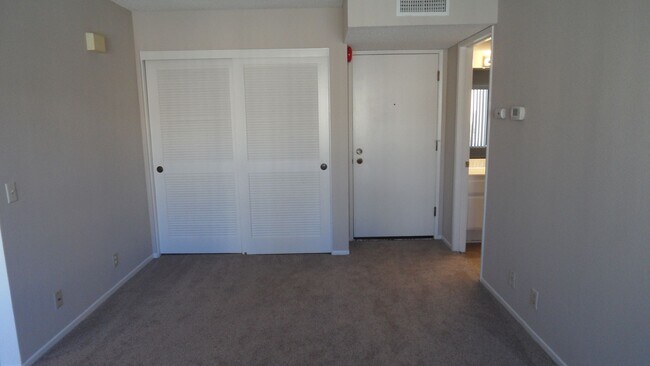 Building Photo - 55+ Senior Living Upgraded 1 BR 1 BA Gated...