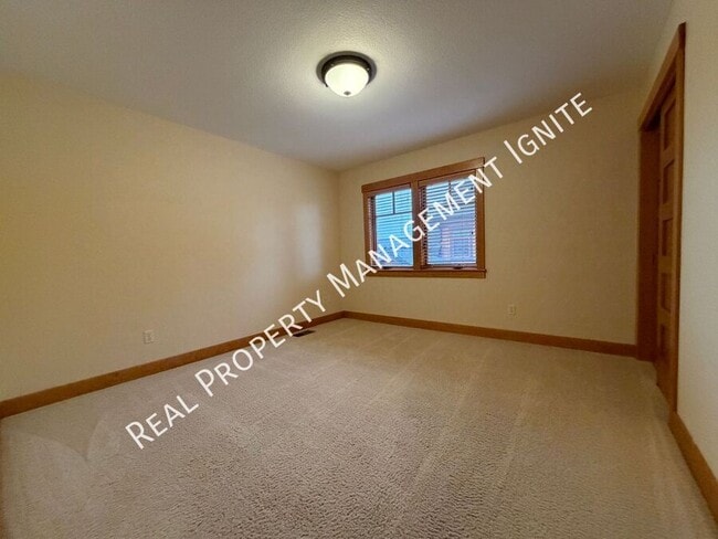 Building Photo - 453 S Pine St