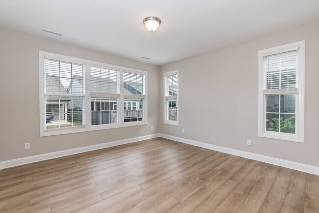 Building Photo - 1014 Greatland Rd