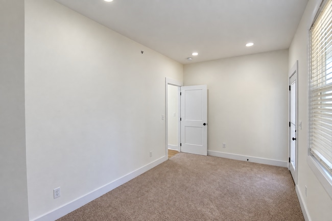 Building Photo - 1380 Belfair St