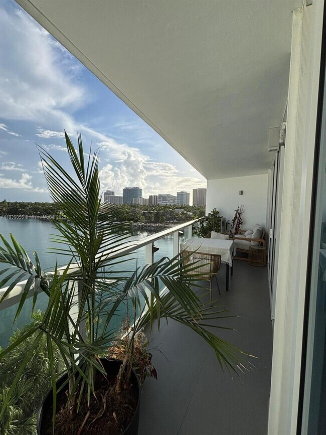Building Photo - 9821 E Bay Harbor Dr