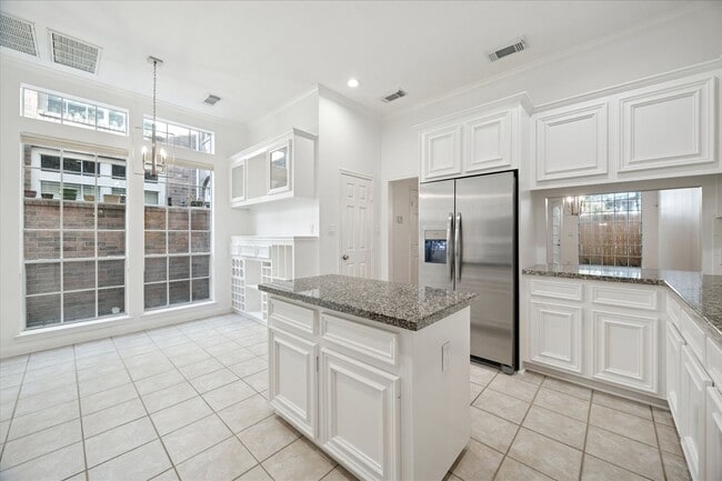 Building Photo - Beautiful Home Near University of St. Thomas