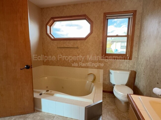 Building Photo - 2737 Sierra Vista Dr