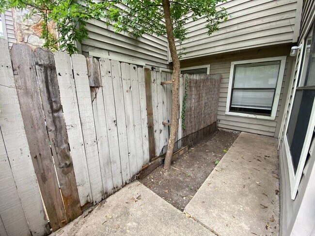 Building Photo - Cozy 2 bd/2.5 bath NW Austin Home