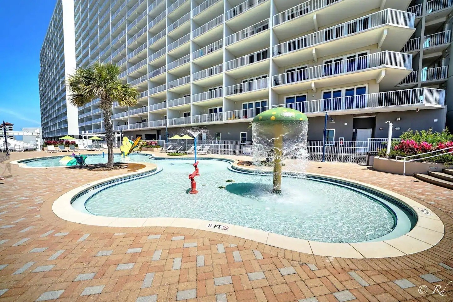 Building Photo - 9860 S Thomas Dr