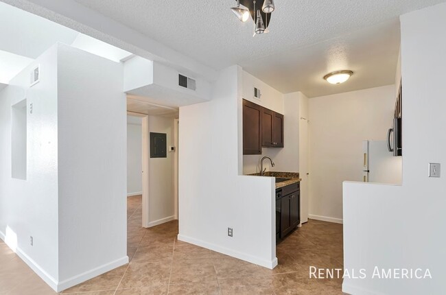 Building Photo - Availabe now 1 bed 1 bath