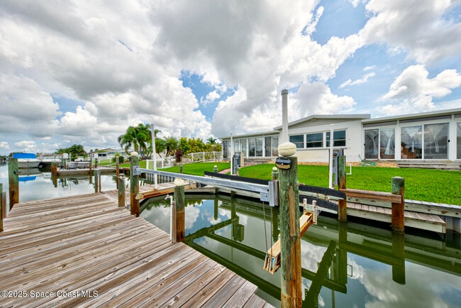 Building Photo - 1065 Molaki Dr
