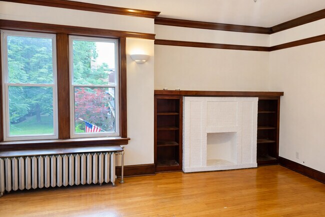 Building Photo - 2302 W Sunnyside Ave