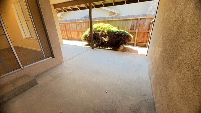 Building Photo - Desirable Duplex 2 bedroom 1 bathroom home