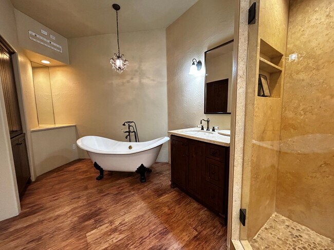 Building Photo - On GOLF COURSE LOT - 3 Bed/3Bath GATED Com...