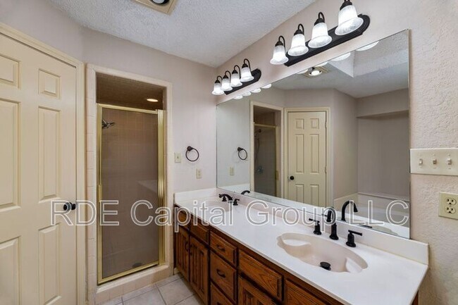 Building Photo - 922 Kingston Dr