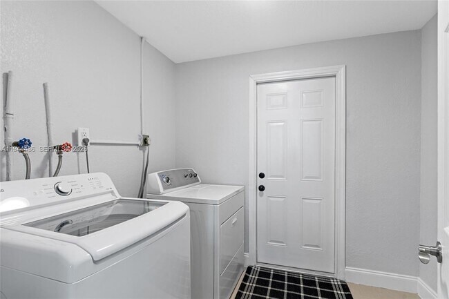 Building Photo - 1472 NE 62nd St