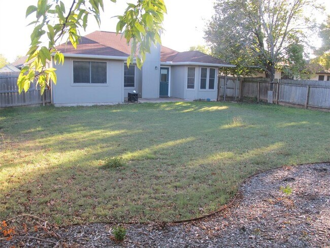 Building Photo - 915 Lantana Dr