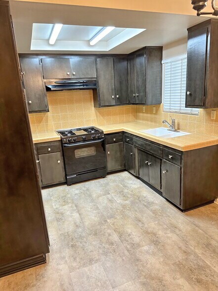 Kit - 961 W 18th St