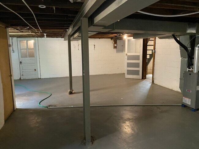 Building Photo - 226 Henquin Dr