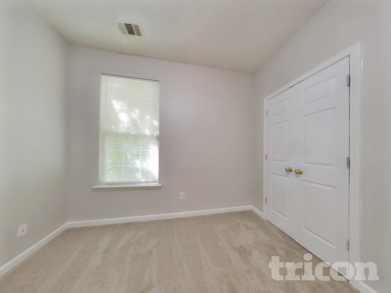 Building Photo - 5746 Lakeside Dr