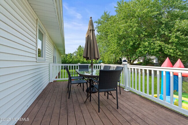 Building Photo - 14 Darien Dr