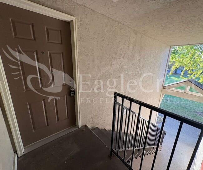 Building Photo - Two Bedroom Upstairs Unit in The Vineyards HOA **Half Off 2nd Month Rent**