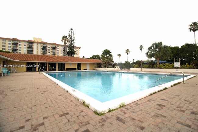 Building Photo - 4168 Inverrary Dr