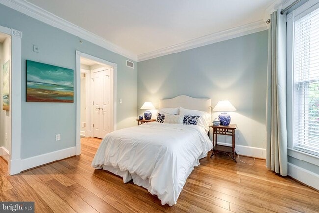 Building Photo - 910 Powhatan St