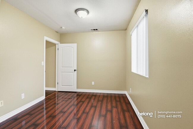 Building Photo - 1614 W 39th Pl