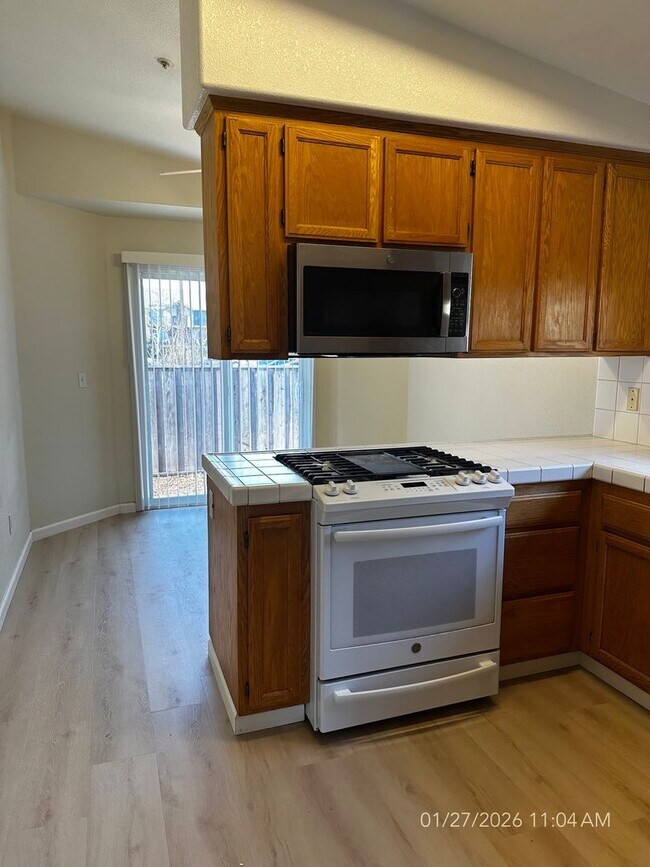 Building Photo - Refreshed 3 Bedroom, 2 Bathroom