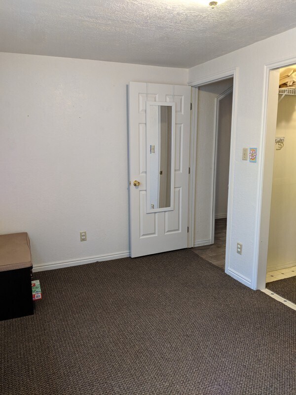 Building Photo - 9262 S 3825 W