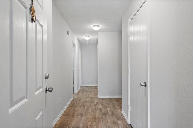 Building Photo - 5041 Willow Point Dr