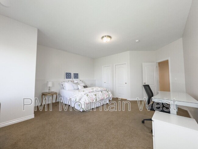 Building Photo - 49 E Fairway Dr