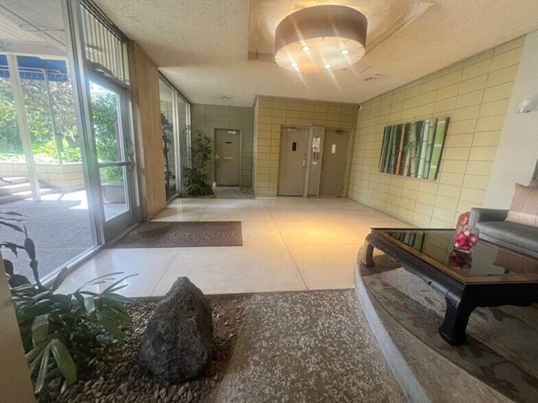 Building Photo - 811 York St