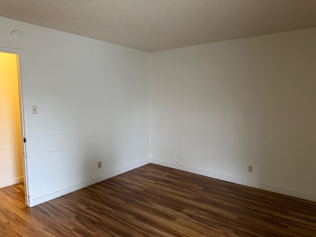Building Photo - Mid century 4+2 bedroom house near Ventura College