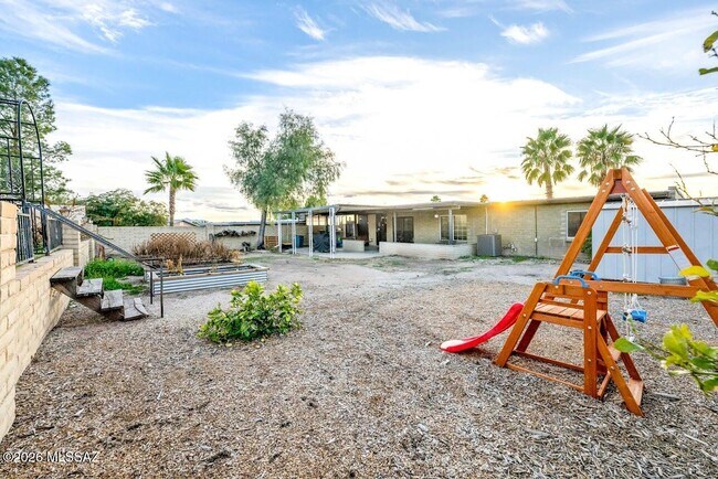 Building Photo - 2191 S Sunburst Dr