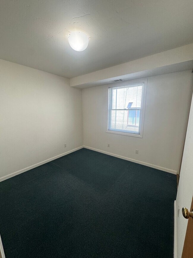 Building Photo - ***REDUCED SECURITY DEPOSIT*** Cottage style  5 bedroom apartment 3 1/2 blocks from campus