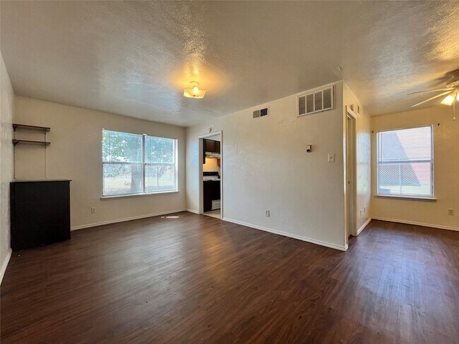 Building Photo - 2526 W Prairie St