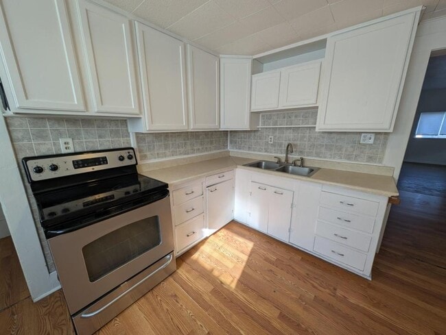 Building Photo - 323 Park St