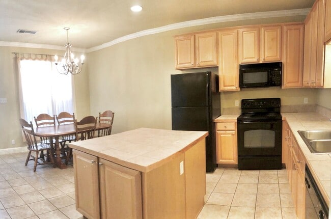 Building Photo - 3 Bedroom Townhouse Available now  in a de...
