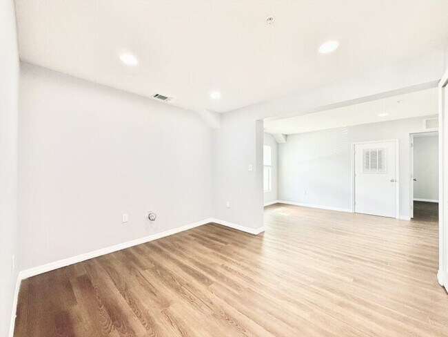 Building Photo - 425 F St