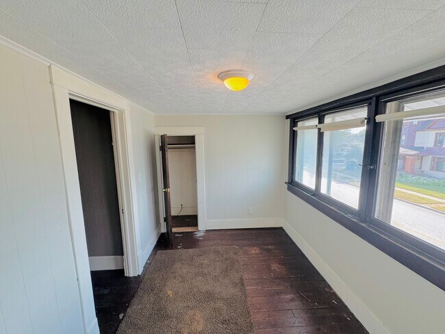 Building Photo - 215 E Winona Ave