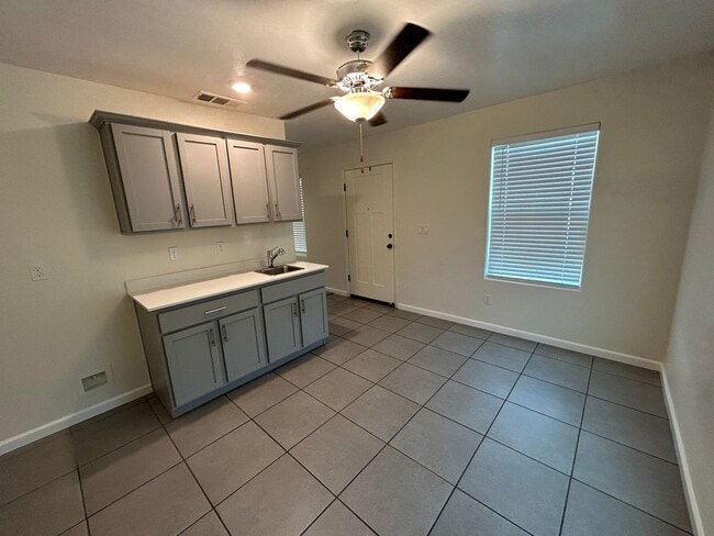 Building Photo - Spacious 5 Bedroom 4 Bathroom in Tulare!!