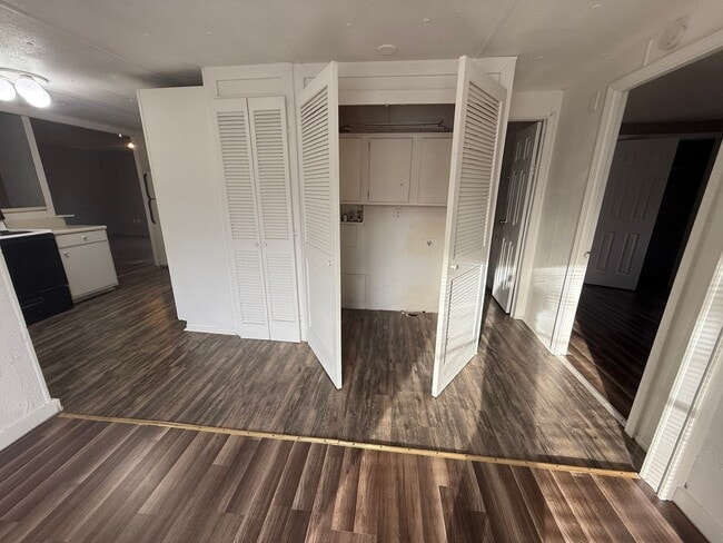 Building Photo - 16584 Lakeway Cir