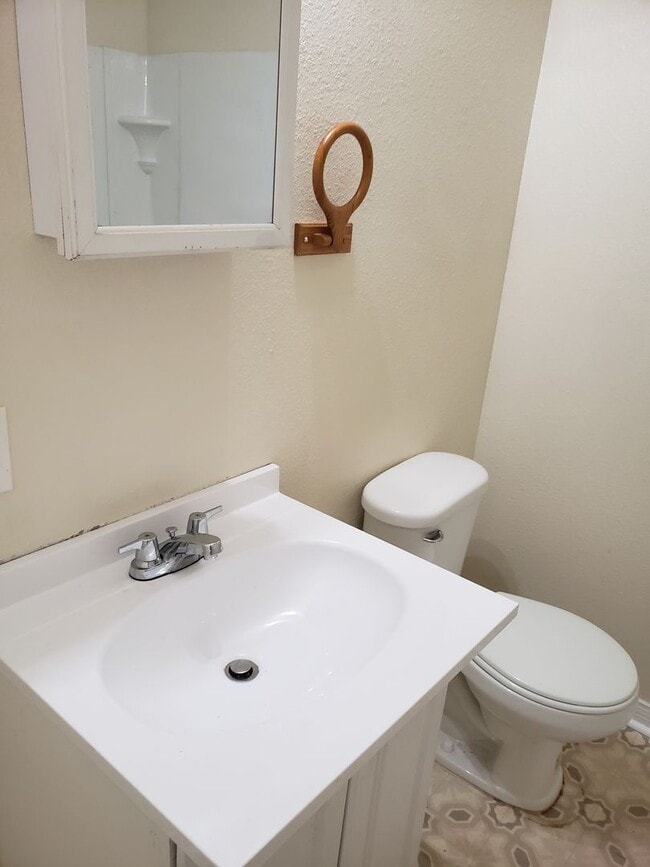 Building Photo - 3 Bedroom Home 2 bath