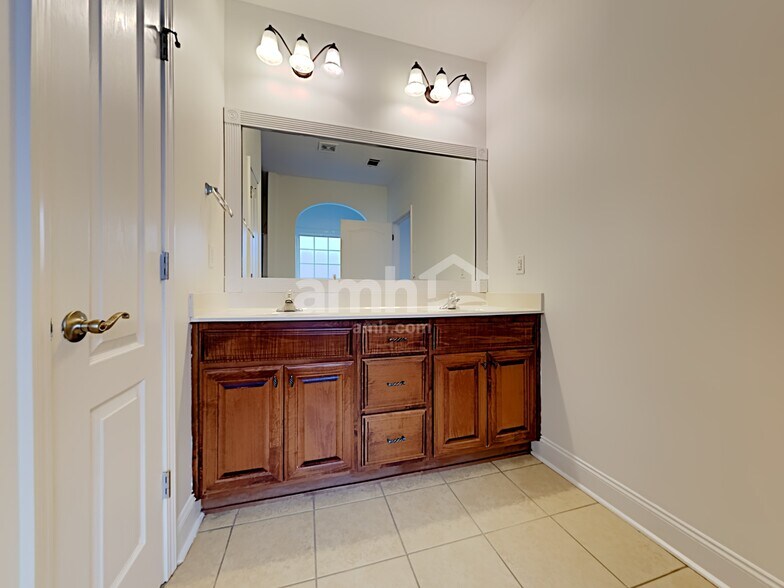 Building Photo - 901 Vandiver Ct