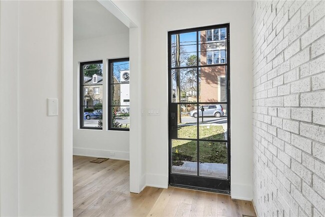 Building Photo - 2985 Lookout Pl NE