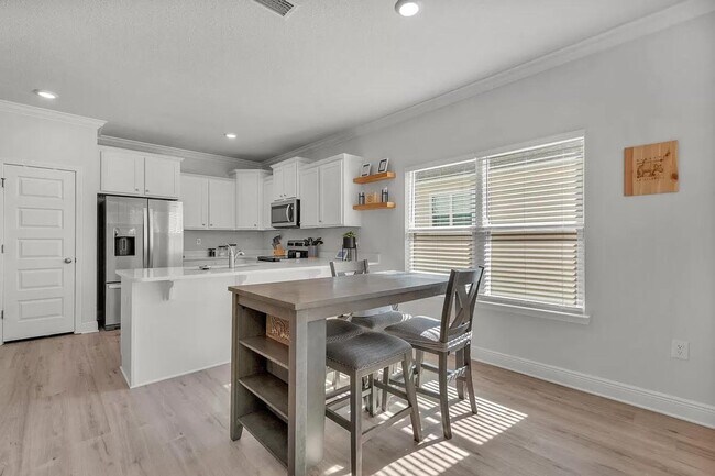 Building Photo - Three Bedroom Two and a half Bath In Hammock Oaks