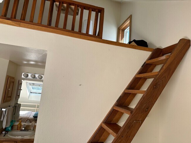 Building Photo - Cozy Upper-Level Condo Retreat