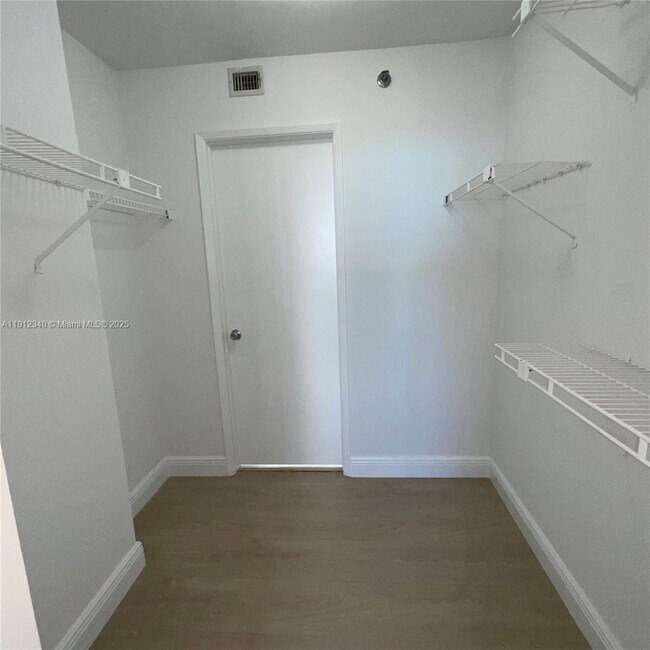 Building Photo - 770 Claughton Island Dr