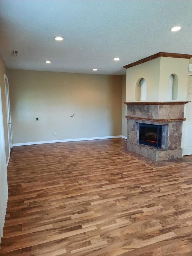 Building Photo - 3 BED | 1 BATH | SINGLE GARAGE | SOUTH